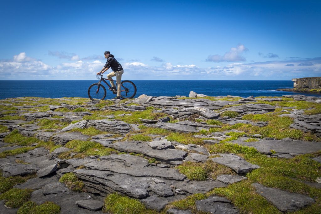 Die schroffe Meeresküste, grüne Wiesen, aber auch verwunschene Wälder und verschlafene Ortschaften lassen sich beim Radeln auf Irland erkunden.
