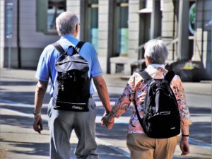 Rentner mit Rucksack