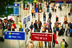 Menschen am Flughafen