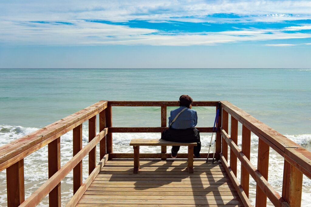 Älterer Mann am Meer