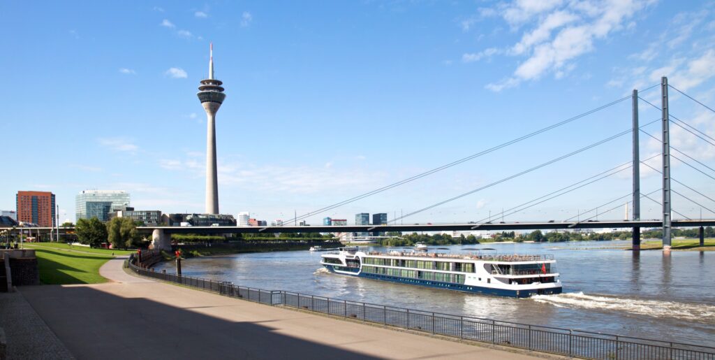 Flusskreuzfahrt auf dem Rhein bei Düsseldorf